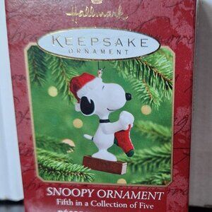 A SNOOPY CHRISTMAS Hallmark Keepsake Ornament Snoopy 5th in Collection of 5 NIB